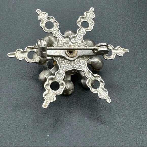 Vintage 1940s Starburst Snowflake Lapel Brooch - Picture 3 of 13